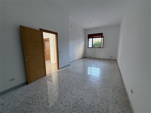 Locale Categoria Catastale A/10. Piano Terra, Ingresso Indipendente.